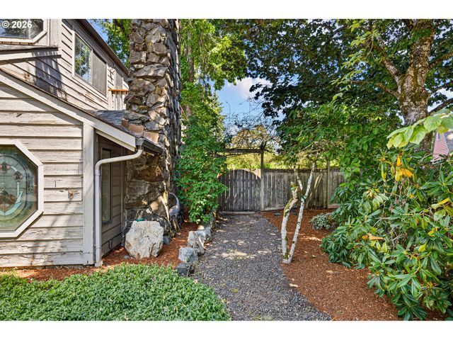 380 LODENQUAI Ln, Eugene, OR 97404