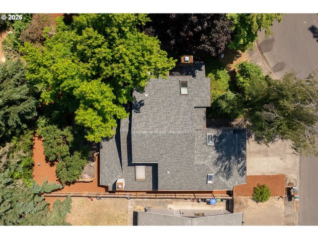 380 LODENQUAI Ln, Eugene, OR 97404