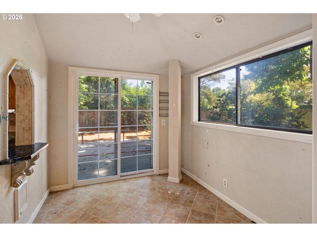 380 LODENQUAI Ln, Eugene, OR 97404