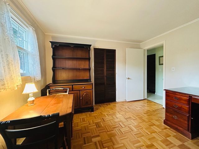 27 Brewster St, Dartmouth, MA 02748