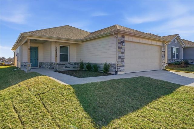 2768 Woodfield Drive, Tonganoxie, KS 66086