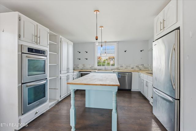 402 N A St, Lenoir City, TN 37771