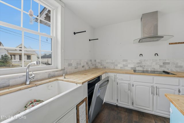 402 N A St, Lenoir City, TN 37771