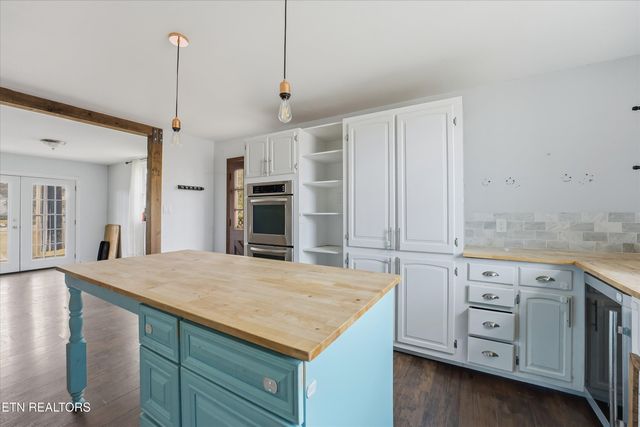 402 N A St, Lenoir City, TN 37771