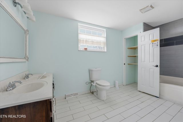 402 N A St, Lenoir City, TN 37771