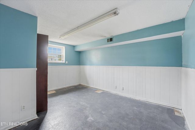 402 N A St, Lenoir City, TN 37771