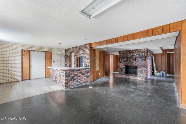 402 N A St, Lenoir City, TN 37771