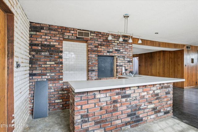 402 N A St, Lenoir City, TN 37771