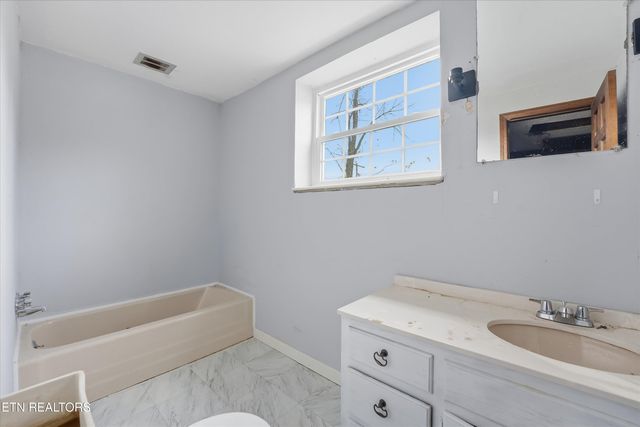 402 N A St, Lenoir City, TN 37771