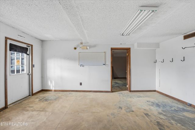 402 N A St, Lenoir City, TN 37771