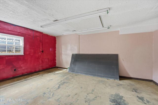 402 N A St, Lenoir City, TN 37771