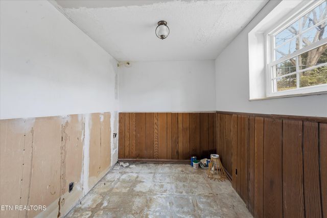 402 N A St, Lenoir City, TN 37771