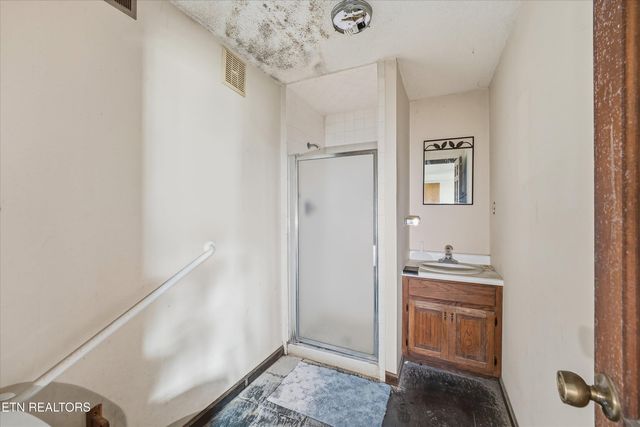 402 N A St, Lenoir City, TN 37771