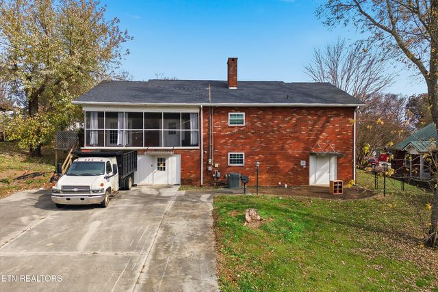 402 N A St, Lenoir City, TN 37771