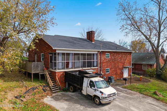 402 N A St, Lenoir City, TN 37771