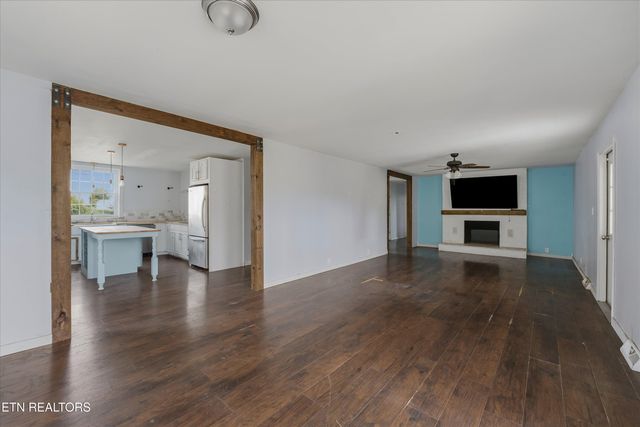 402 N A St, Lenoir City, TN 37771