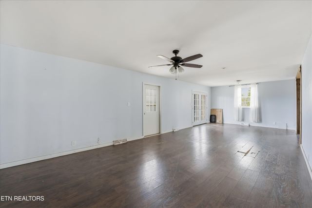 402 N A St, Lenoir City, TN 37771