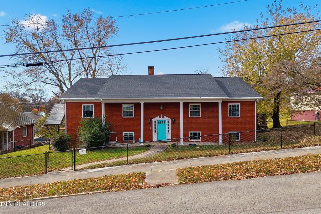 402 N A St, Lenoir City, TN 37771