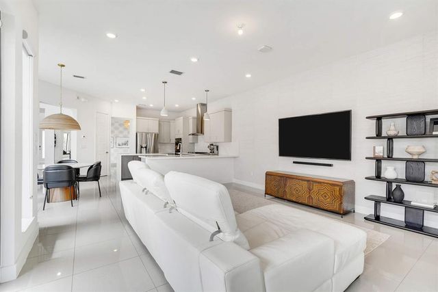 10595 S Lago Vista Circle, Parkland, FL 33076