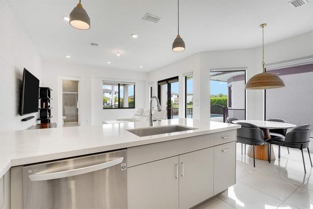 10595 S Lago Vista Circle, Parkland, FL 33076