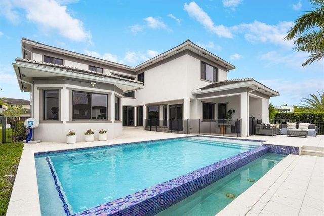 10595 S Lago Vista Circle, Parkland, FL 33076