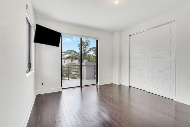 10595 S Lago Vista Circle, Parkland, FL 33076