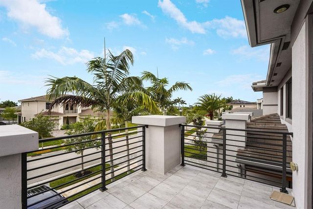 10595 S Lago Vista Circle, Parkland, FL 33076