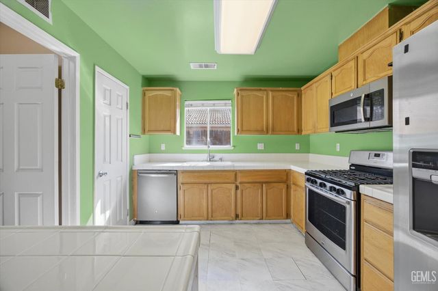 2914 Tar Springs Avenue, Bakersfield, CA 93313