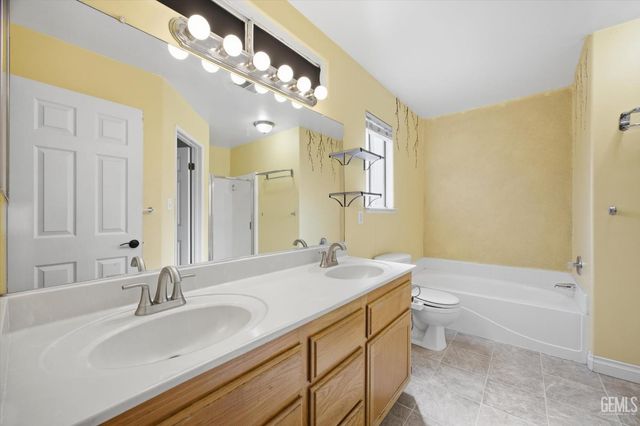 2914 Tar Springs Avenue, Bakersfield, CA 93313