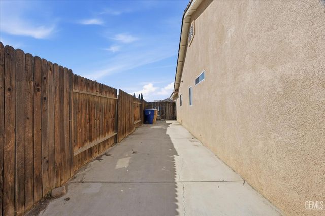 2914 Tar Springs Avenue, Bakersfield, CA 93313