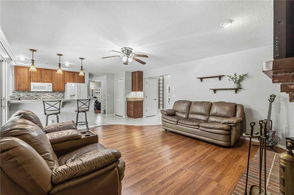 Image 15 of property listing at 9308 65TH AVENUE E, Bradenton, FL 34202