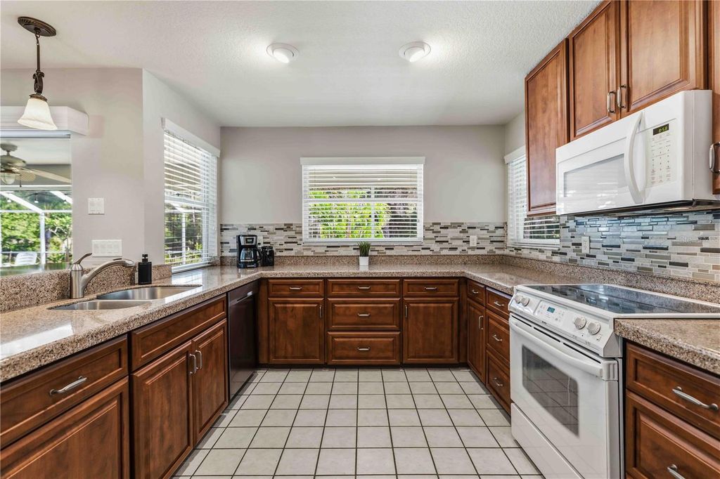 Image 19 of property listing at 9308 65TH AVENUE E, Bradenton, FL 34202