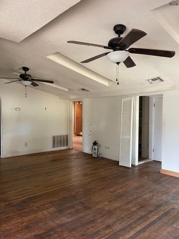 309 W 6TH STREET, Burkburnett, TX 76354