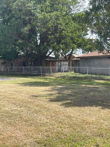 309 W 6TH STREET, Burkburnett, TX 76354