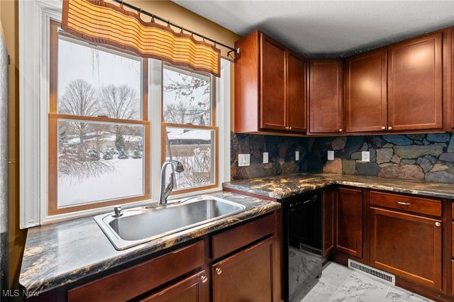 10121 Crows Nest Cove, Aurora, OH 44202