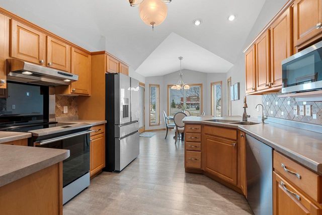 N1916 ROCHELLE COURT, Greenville, WI 54942