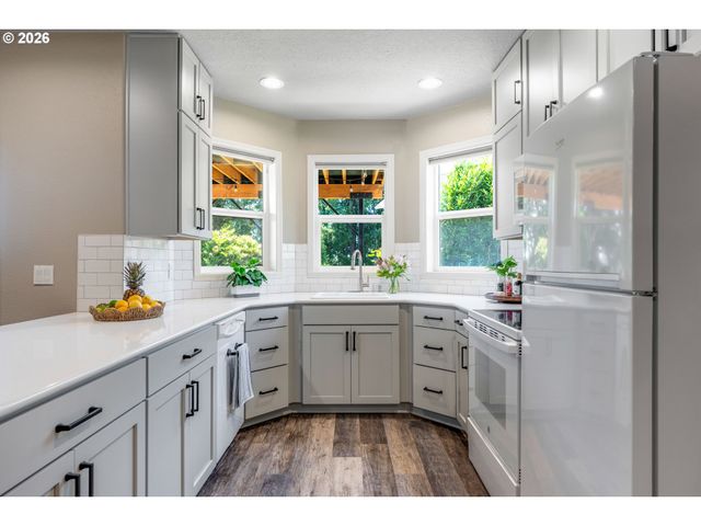 3466 VISTA RIDGE Dr, West Linn, OR 97068