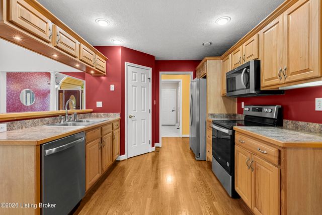 3222 Rolling Oak Blvd, Louisville, KY 40214