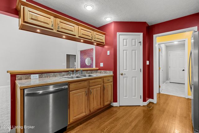 3222 Rolling Oak Blvd, Louisville, KY 40214