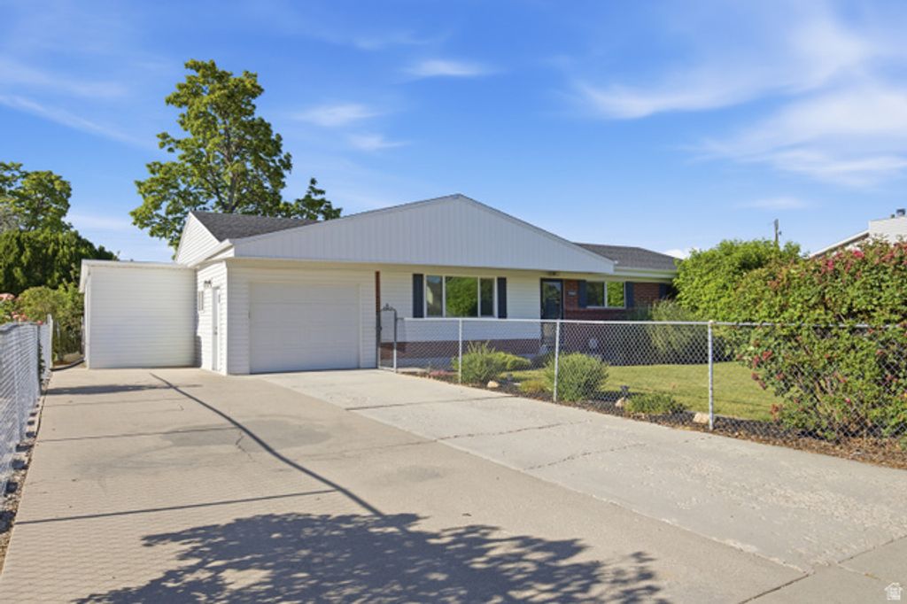 Image 3 of property listing at 1868 W 4840 S, Taylorsville, UT 84123