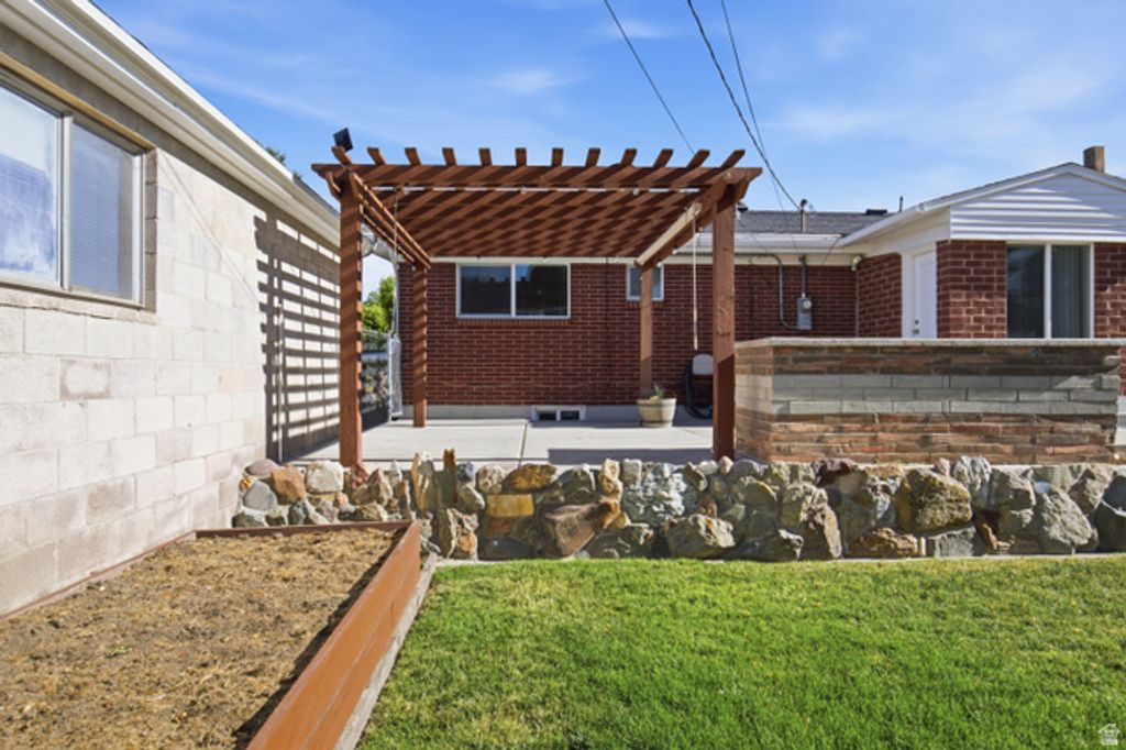 Image 26 of property listing at 1868 W 4840 S, Taylorsville, UT 84123