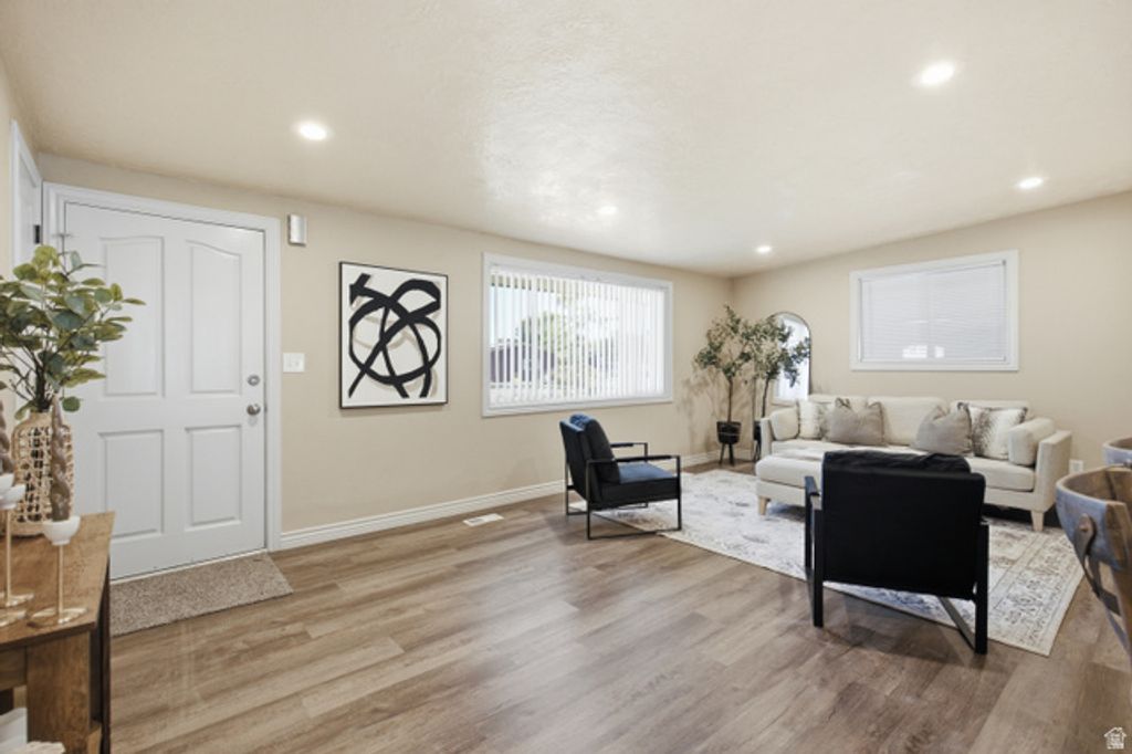 Image 4 of property listing at 1868 W 4840 S, Taylorsville, UT 84123