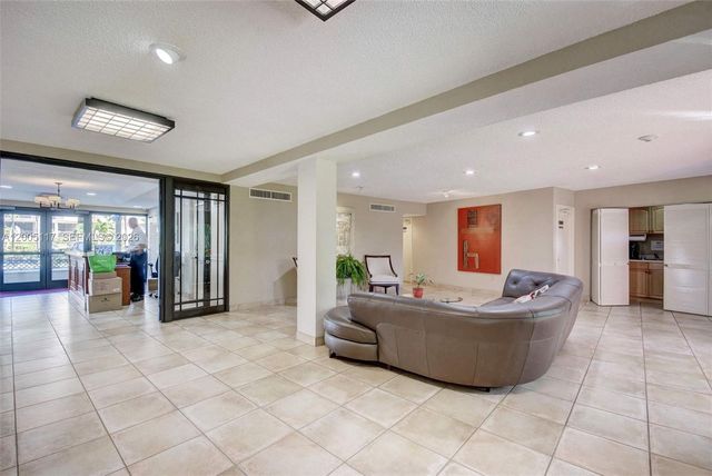 3605 S Ocean Blvd 206, South Palm Beach, FL 33480