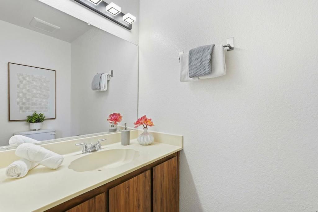 Image 11 of property listing at 3 Arete Court, Hercules, CA 94547
