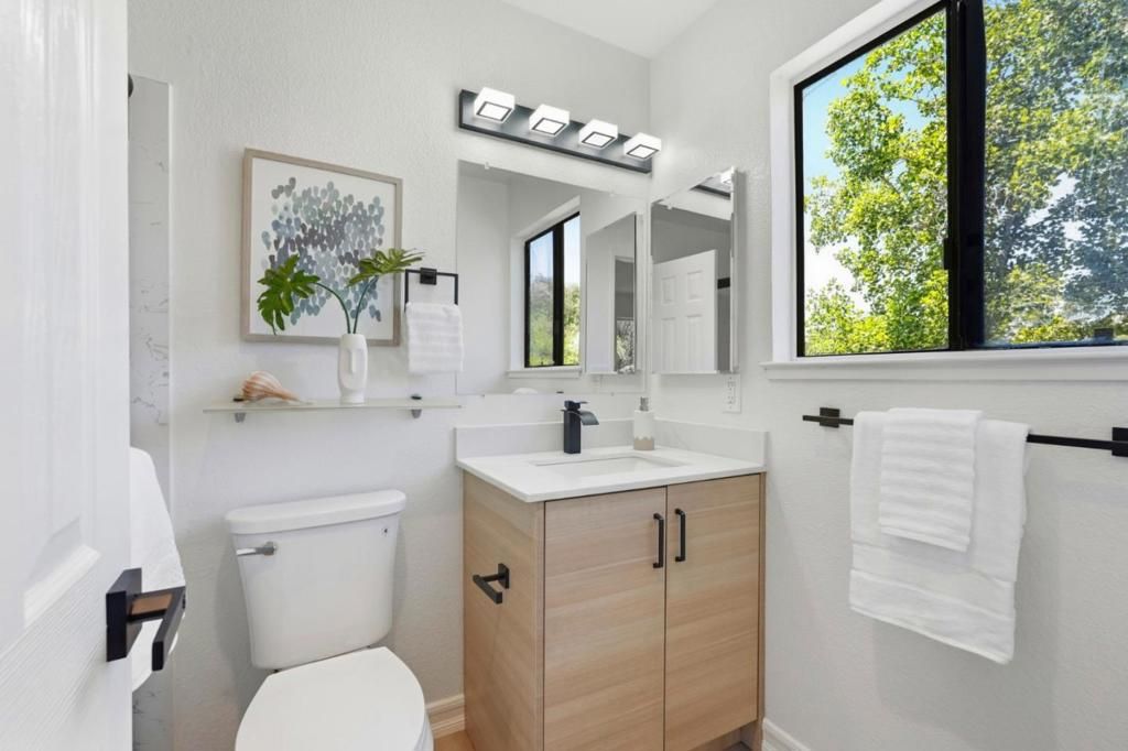 Image 13 of property listing at 3 Arete Court, Hercules, CA 94547