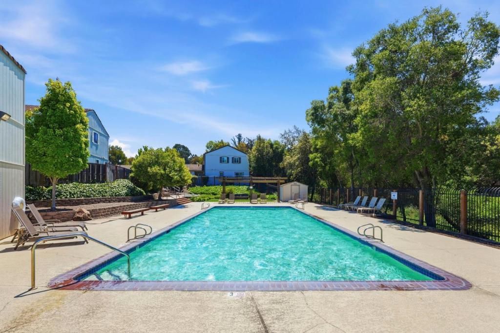 Image 23 of property listing at 3 Arete Court, Hercules, CA 94547