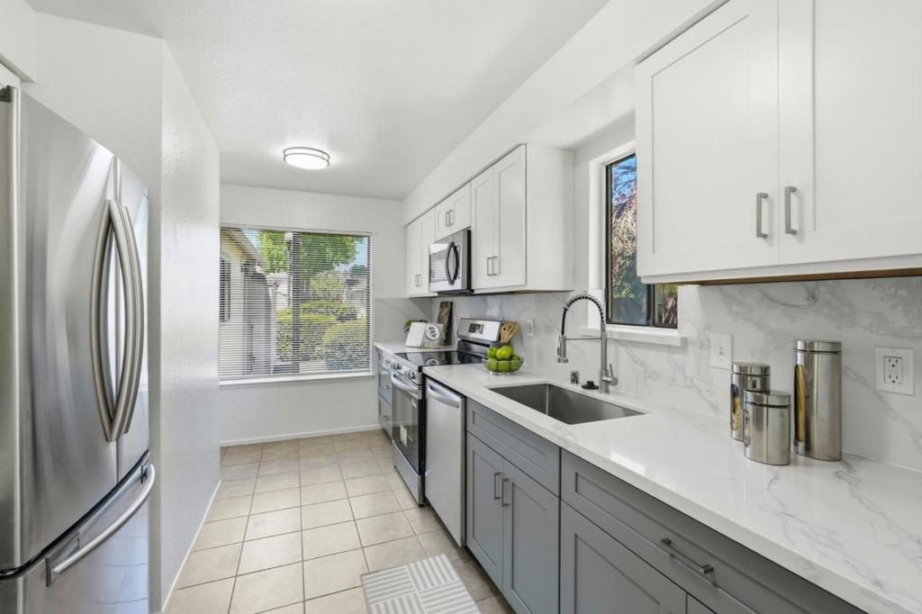Image 6 of property listing at 3 Arete Court, Hercules, CA 94547
