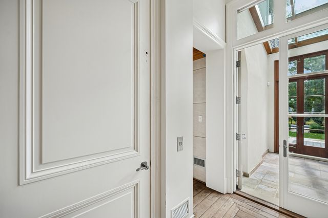 528 Roslyn Road, Kenilworth, IL 60043