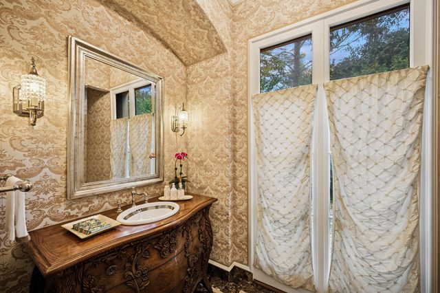 528 Roslyn Road, Kenilworth, IL 60043