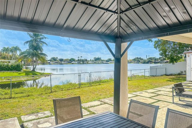 9400 NW 13th St, Pembroke Pines, FL 33024